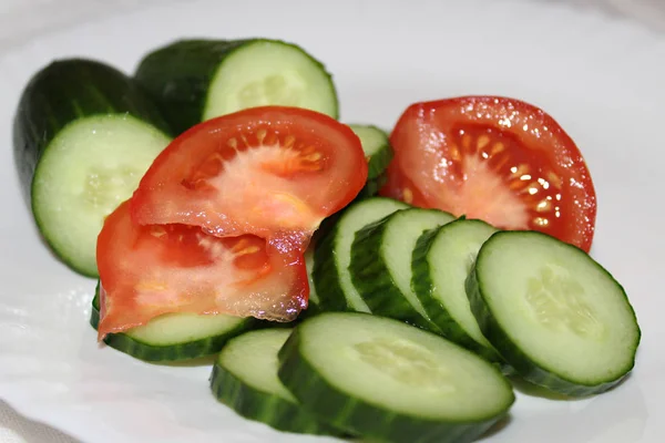 taze domates, salatalık ile bir kase. Sembolik görüntü. Lezzetli ve sağlıklı snack kavramı. Beyaz arka plan. Kapa çeneni. Cephe.