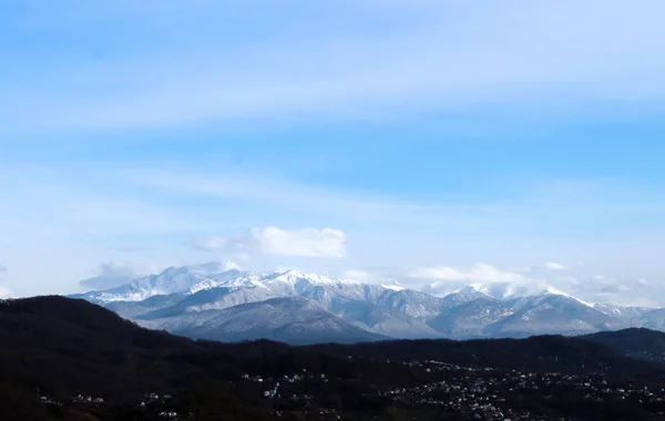 Schöne Berglandschaft Des Kaukasischen Bergrückens Mit Schneebedeckten Gipfeln Bei Krasnaja — Stockfoto