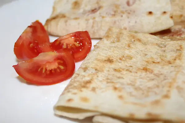 Geleneksel Orta Doğu Aperatif Shawarma sandviç rulo silindir mini değirmenler (pita ekmeği) tavuk biftek shawarma ızgara et ile peynir