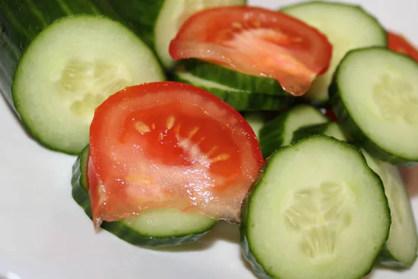 taze domates, salatalık ile bir kase. Sembolik görüntü. Lezzetli ve sağlıklı snack kavramı. Beyaz arka plan. Kapa çeneni. Cephe.