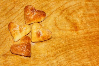 Ahşap oyun tahtası yürekleri lezzetli kurabiyeler