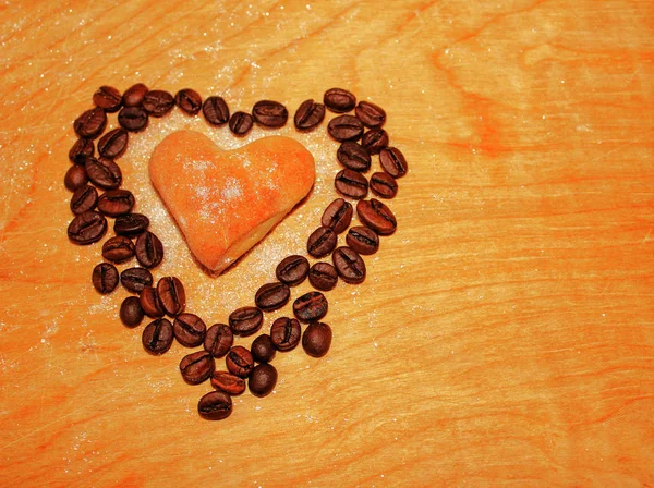 Ahşap oyun tahtası yürekleri lezzetli kurabiyeler