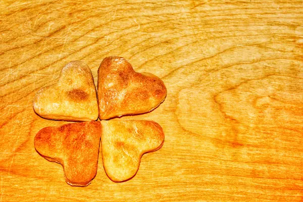 Ahşap oyun tahtası yürekleri lezzetli kurabiyeler