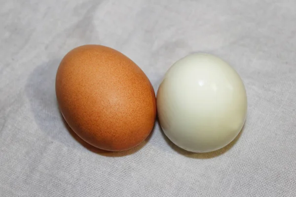 Beyaz arka plan üzerinde kahverengi ve beyaz tavuk yumurta