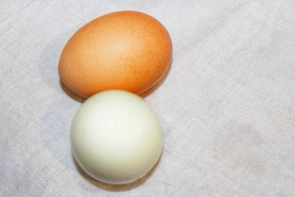 Beyaz arka plan üzerinde kahverengi ve beyaz tavuk yumurta