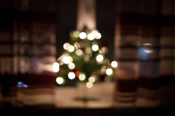 Vánoční Stromek Světla Vánočními Hračkami Rozmazané Abstraktní Temné Pozadí — Stock fotografie