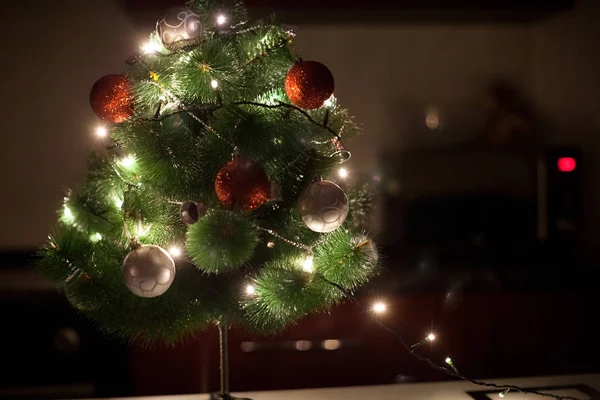 Φώτα Και Χριστουγεννιάτικα Παιχνίδια Στο Χριστουγεννιάτικο Δέντρο Θαμπό Αφηρημένο Σκοτεινό — Φωτογραφία Αρχείου