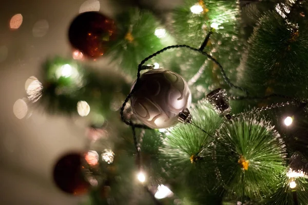 Luzes Brinquedos Natal Árvore Natal Com Fundo Escuro Abstrato Borrado — Fotografia de Stock