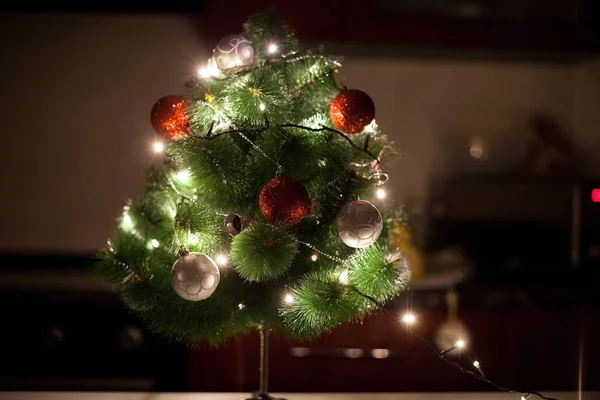 模糊的抽象暗背景灯与圣诞玩具在圣诞树上 — 图库照片