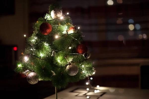 Světla Vánoční Hračky Vánočním Stromku Rozmazané Abstraktní Tmavé Pozadí — Stock fotografie