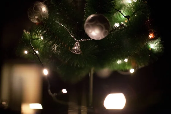 Luzes Brinquedos Natal Árvore Natal Com Fundo Escuro Abstrato Borrado — Fotografia de Stock