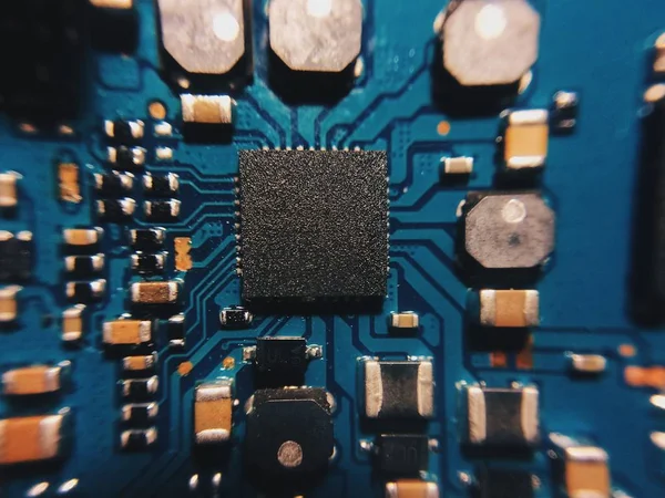 Placa de circuito electrónico con procesador, primer plano. — Foto de Stock