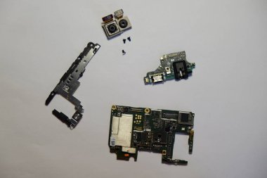 Akıllı telefon bileşenlerinin üst wiev kopyalama alanı ile beyaz arka plan üzerinde izole