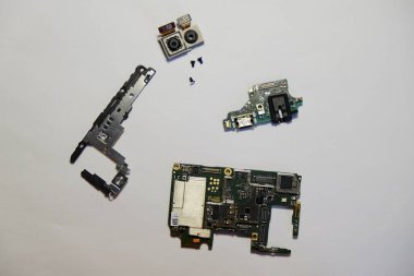 Akıllı telefon bileşenlerinin üst wiev kopyalama alanı ile beyaz arka plan üzerinde izole