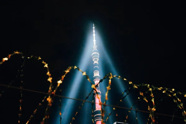 Foto de la torre de TV en Rusia rodeada de alambre de púas por la noche. Violación conceptual de la libertad de expresión — Foto de Stock