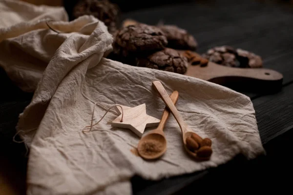 Galletas de chispas de chocolate en el tablero de madera — Foto de Stock