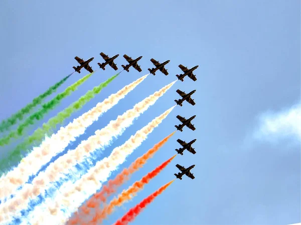 İtalyan akrobasi takımı Frecce Tricolori Tricolor oklar Aermacchi Mb-339 ile göstermek gerçekleştirir