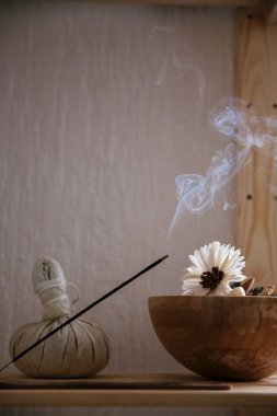 Aroma sopa, duman ve çiçek barış ve Relax masada kavram vardır