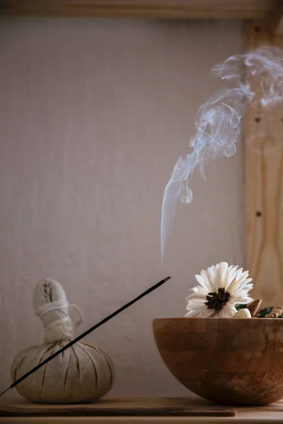 Aromastab, Rauch und Blume sind auf dem Tisch Konzept der Ruhe und Entspannung — Stockfoto