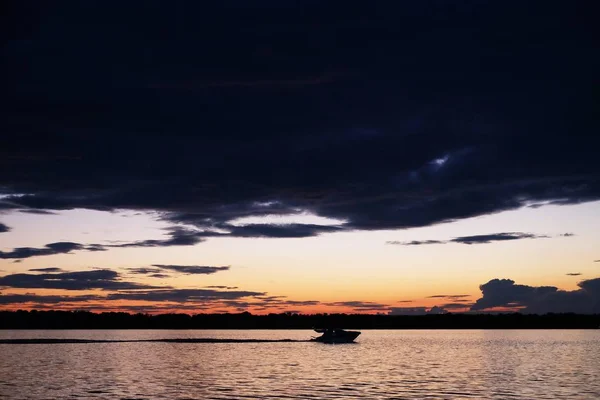 Coucher de soleil sur la rivière à Samara, Russie, bateau de sport sur le fond — Photo