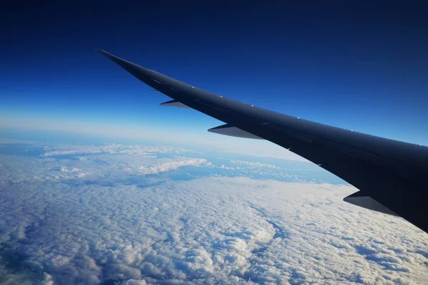 Вид с крыла Земли и самолета с осветителя — стоковое фото