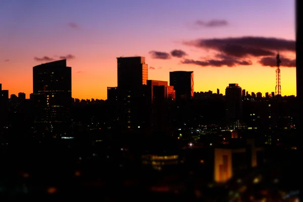 Paysage urbain plat avec ciel rose, nuages blancs et coucher ou lever du soleil. Moderne skyline ville fond panoramique plat. Illustration de la tour de ville urbaine — Photo