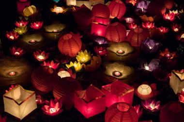 Geceleri su üzerinde yüzen kağıt fenerler