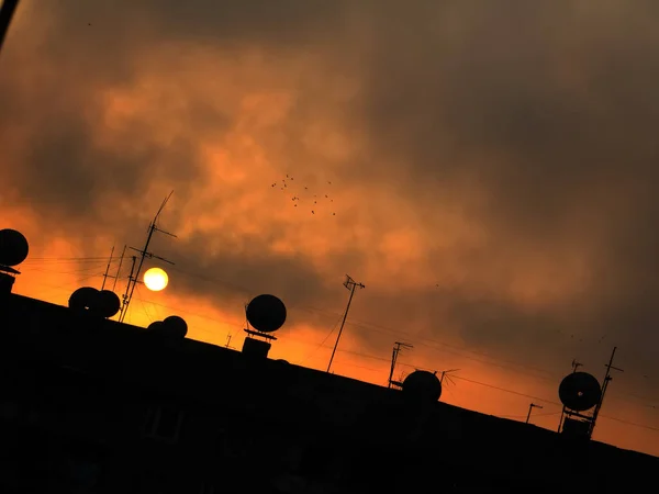 Satelitní talíře na střeše při západu slunce, vektor — Stock fotografie
