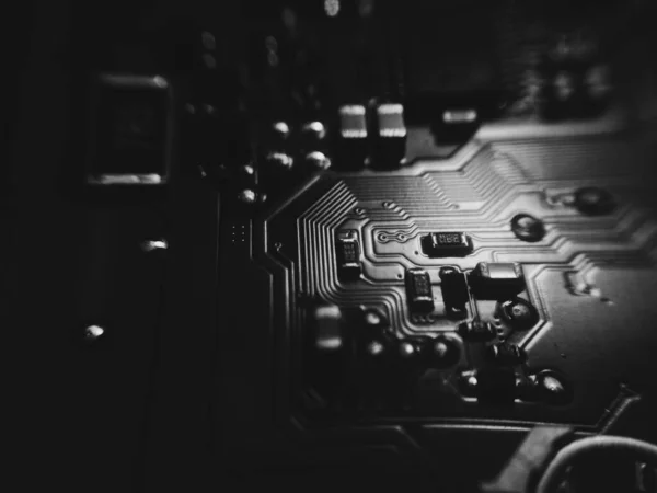 Placa de circuito eletrônico com faixas e processador, close-up, macro — Fotografia de Stock