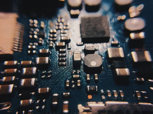 İşlemcili elektronik devre kartı, kapat.