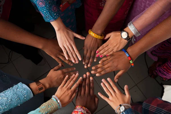 동그라미에 함께 머무르는 아프리카 사람들의 행복한 그룹의 손 — 스톡 사진