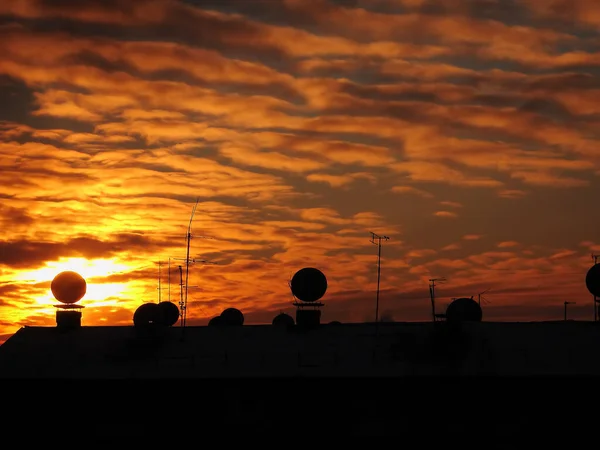 Satelitní talíře na střeše při západu slunce, vektor — Stock fotografie
