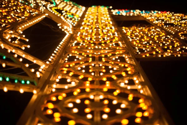 Luces en árbol de Navidad con luces multicolores en la noche — Foto de Stock