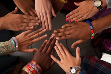 Daire içinde bir arada kalan Afrikalı ların mutlu grubunun elleri