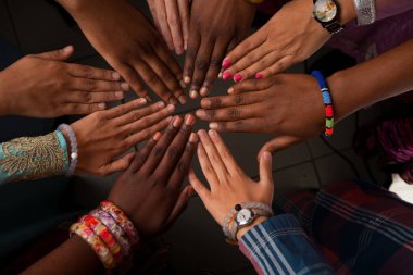 Daire içinde bir arada kalan Afrikalı ların mutlu grubunun elleri