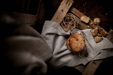 Tahtada badem olan sabah kurabiyeleri.