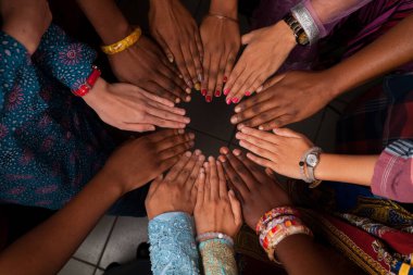 Daire içinde bir arada kalan Afrikalı ların mutlu grubunun elleri