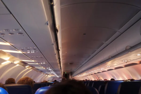 Interior del avión con pasajeros en asientos esperando taik off . — Foto de Stock