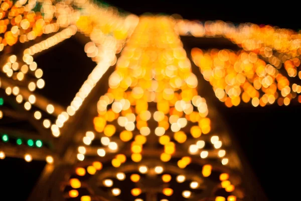 Světla na vánoční strom s vícebarevnými světly v noci — Stock fotografie