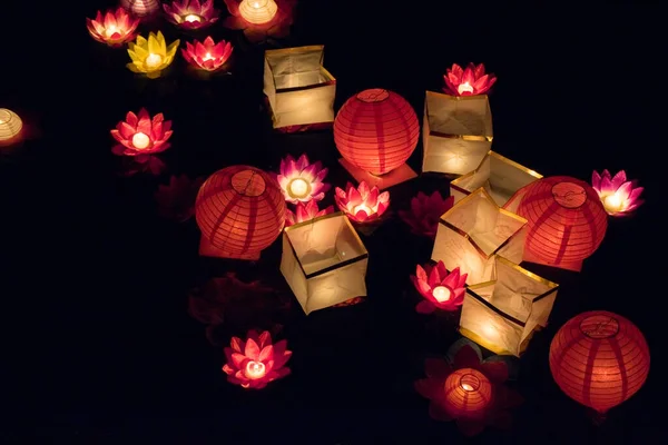 Floating paper lanterns on the water at night — Stock Photo, Image