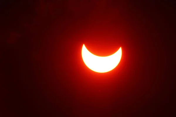 Eclipse partielle de lune solaire un jour nuageux — Photo