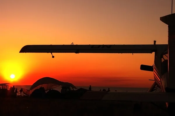 Küçük bir indi uçak ve günbatımı gökyüzü arka plan gölgesi