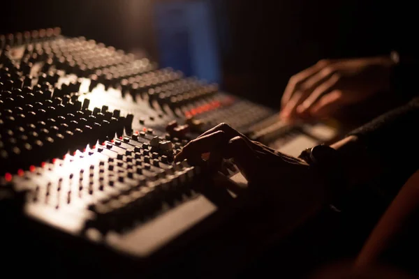 Ses teknisyeni ve ışıklar teknisyenleri gece kulübü müzik gösterisinde denetler. Profesyonel ses, ışık Mikser denetleyicisi panel. Konser için Pro ekipmanları. Sahne aydınlatma kontrolü