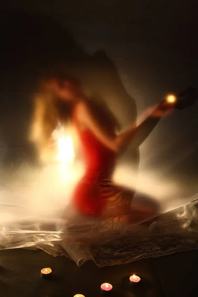 Девушка со свечами огонь, за полиэтиленом — стоковое фото