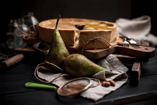 Ev yapımı sonbahar armut Galette'ye pasta tarçınlı şeker