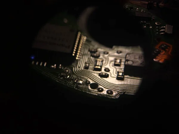 Objectif à l'intérieur macro de la face arrière d'une carte de circuit imprimé — Photo