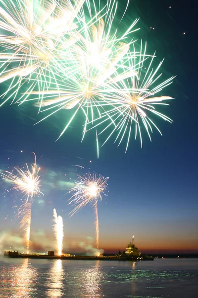 Fogos de artifício de Ano Novo acima da água com reflexão sobre o céu negro — Fotografia de Stock