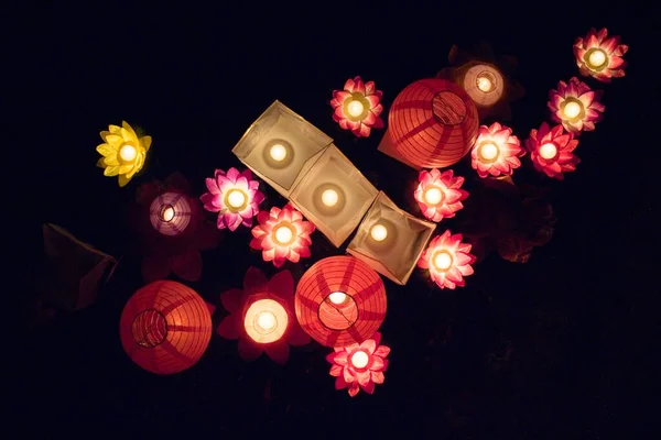 Faroles de papel flotante en el agua por la noche — Foto de Stock