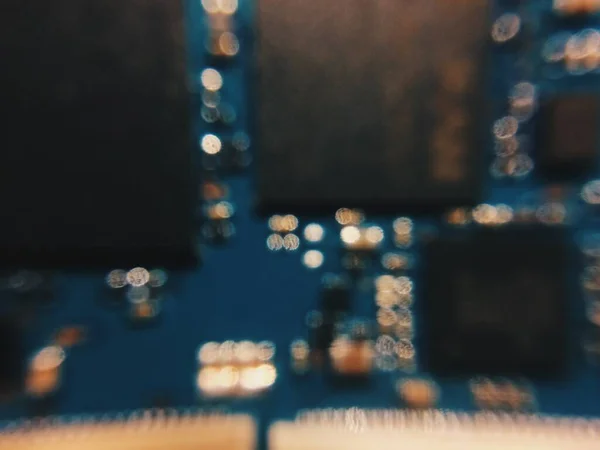 Placa de circuito impreso electrónico de la máquina de soldadura, enfoque borroso . — Foto de Stock