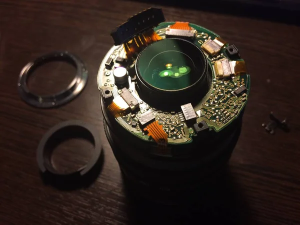 Siyah arkaplanda çikolata parçaları.